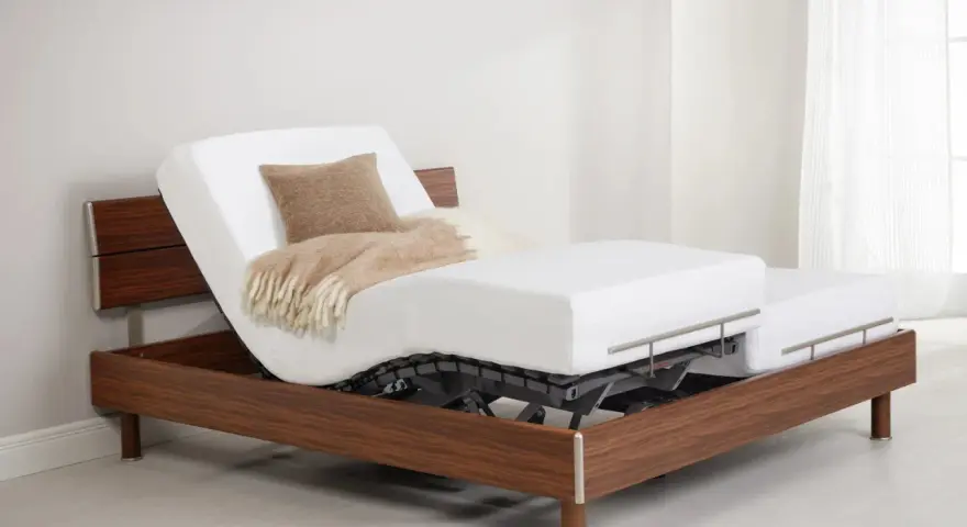 Lit électrique avec matelas mémoire de forme, réglable pour un confort optimal. Un plaid douillet et un coussin invitent à la détente.
