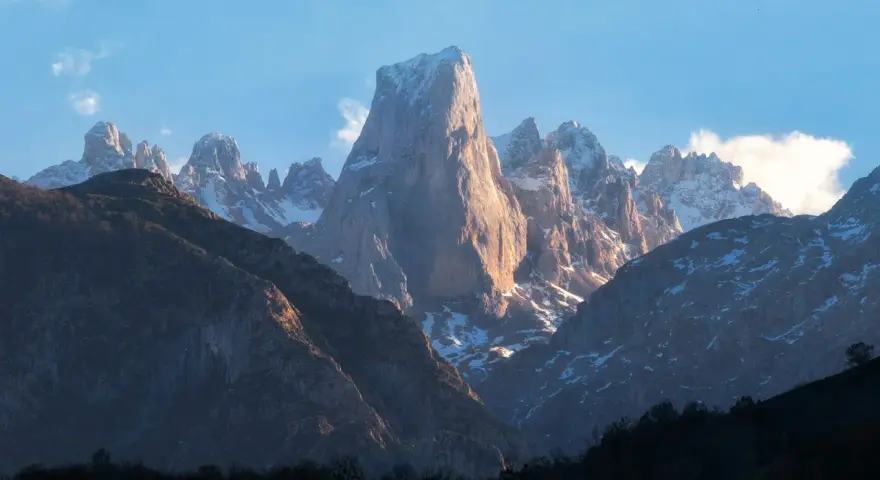 Majestuosas montañas nevadas, un paisaje que evoca la diferencia entre parque nacional y parque natural.