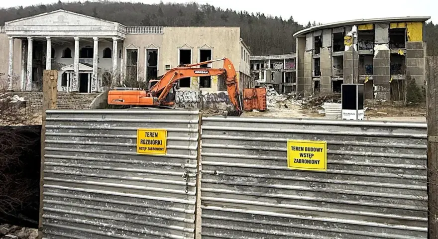 Ruiny hotelu Murat w Redzie, plac budowy z koparką. Znak "teren rozbiórki, wstęp zabroniony" sugeruje, dlaczego hotel upadł.