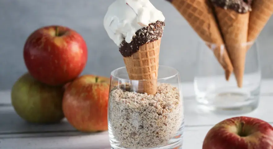 Äpfel liegen neben Eiswaffeln. Warum gibt es kein Apfeleis? Vielleicht weil Äpfel so gut frisch schmecken!
