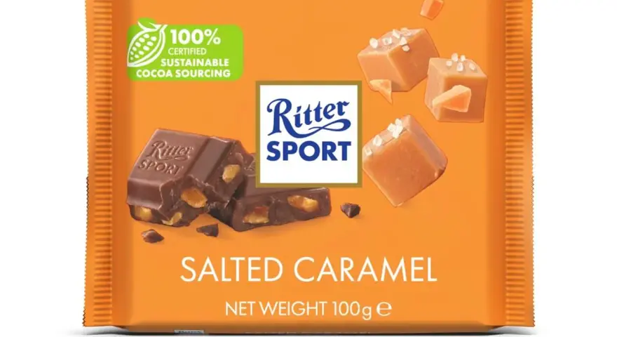 Czekoladki Ritter Sport o smaku solonego karmelu, z kawałkami karmelu i orzechów. 100% zrównoważone pozyskiwanie kakao.
