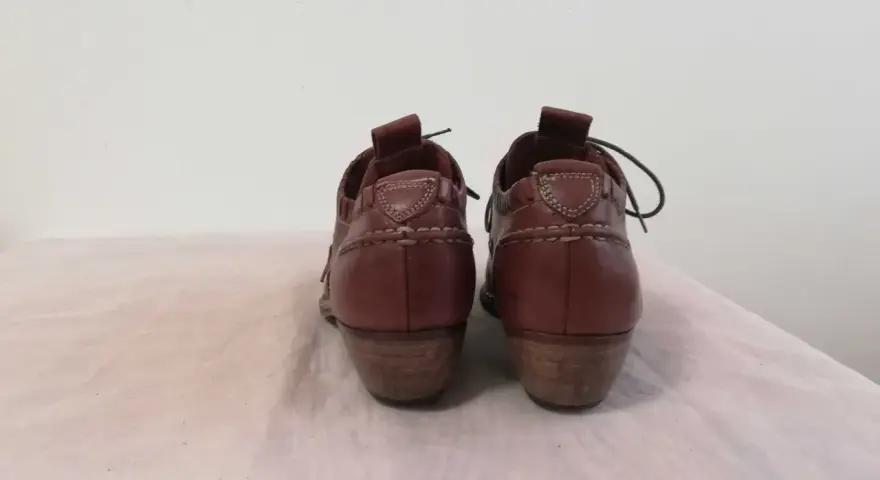 Brązowe, skórzane botki na niskim obcasie. To buty marki Pikolinos, znanej z wysokiej jakości i komfortu.