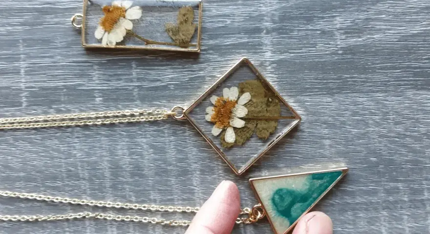 Collane con fiori secchi e resina, un'idea per gioielli in legno fai da te unici.