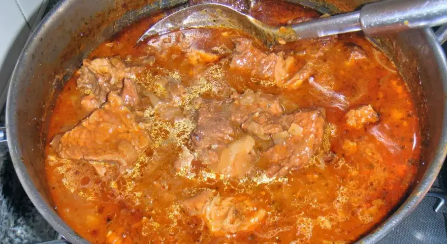Gulasz wołowy w garnku, pachnący i sycący. Czy to gulasz wieprzowy? Trudno odróżnić po tym aromacie!