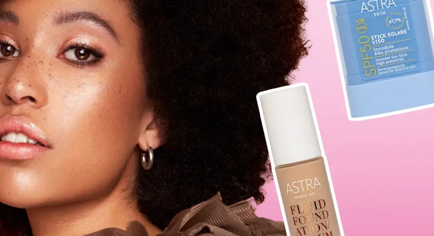 Modella con pelle luminosa e prodotti Astra: fondotinta e stick solare. Si può mettere il fondotinta sopra la crema solare per un look perfetto.