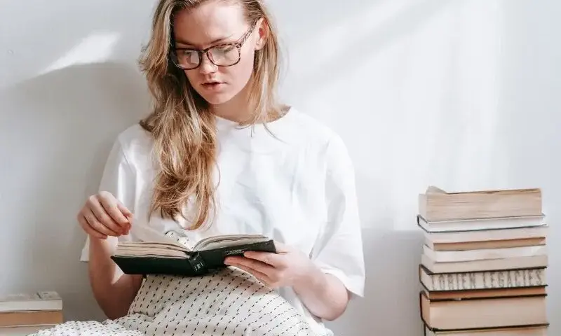Co to jest porównanie i dlaczego ma kluczowe znaczenie w literaturze?