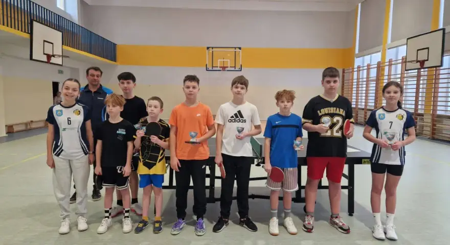 Młodzi piłkarze z Aten, zwycięzcy turnieju, pozują do zdjęcia z pucharami.