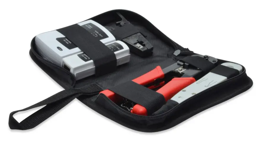 Netzwerk-Werkzeugset mit Kabeltester, Crimpzange und Werkzeugen in einer schwarzen Tasche.