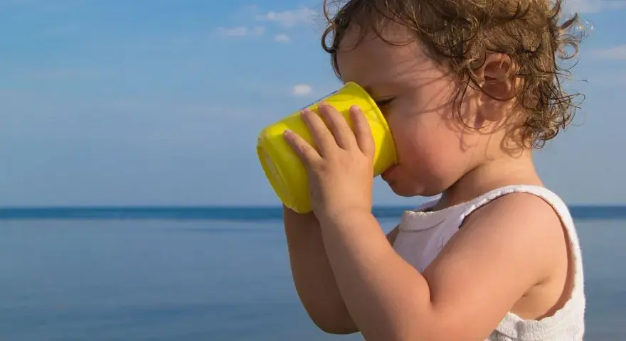 Ile powinno pić dziecko? Wiek, waga, rodzaje napojów – poradnik