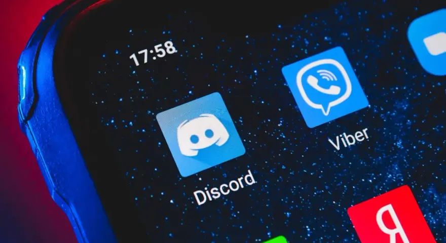 Ikona Discord na ekranie telefonu. Chcesz wiedzieć, jak dodać bota muzycznego na DC?