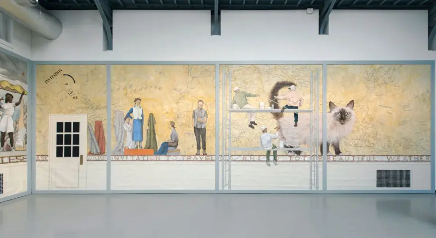 Une fresque de Lucy McKenzie dépeint des personnages sur une carte du monde, avec un grand chat siamois et des échafaudages.