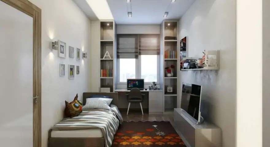 Arredamento moderno per camerette strette e lunghe: letto singolo, scrivania con PC, librerie e TV.
