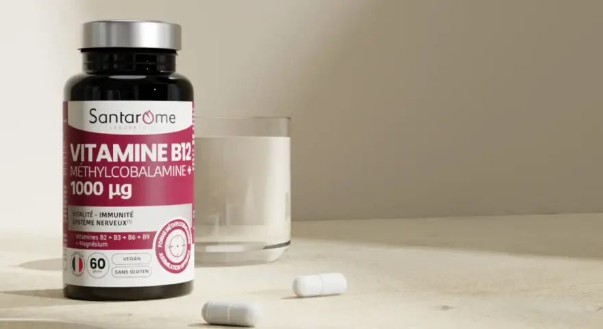 Bouteille de vitamine B12 Santarôme, 1000 µg, avec un verre de lait et des gélules. Idéal pour la vitalité et le système nerveux.