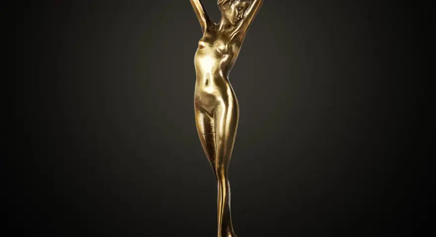 Statua dorata di donna, lucida e riflettente. Scopri come pulire l'ottone dorato per mantenerla splendente.