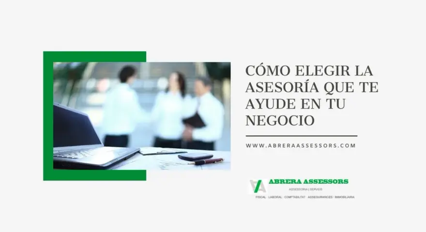Un portátil y un bolígrafo sobre documentos, con personas desenfocadas al fondo. El texto pregunta "Cómo elegir la asesoría que te ayude en tu negocio".