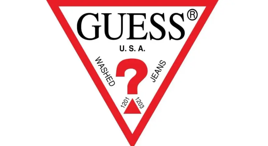 Logo Guess. Czerwony trójkąt z napisem "GUESS U.S.A.", znakiem zapytania i hasłami "WASHED JEANS".