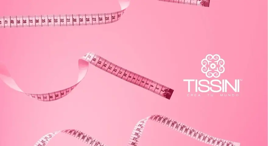 Cintas métricas rosadas flotan sobre fondo rosa, listas para tomar medidas del cuerpo. Logo de Tissini.