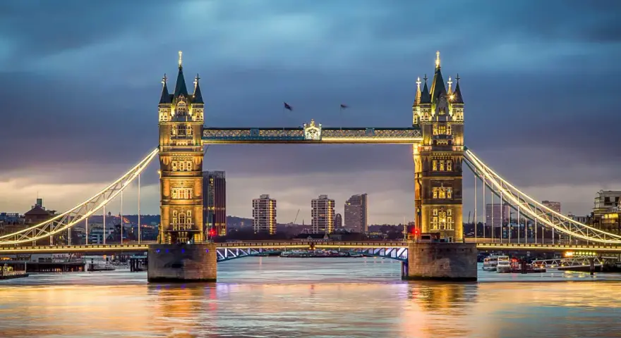 Tower Bridge w Londynie nocą, idealne miejsce na nocleg, jeśli zastanawiasz się, gdzie najlepiej spać w Londynie.