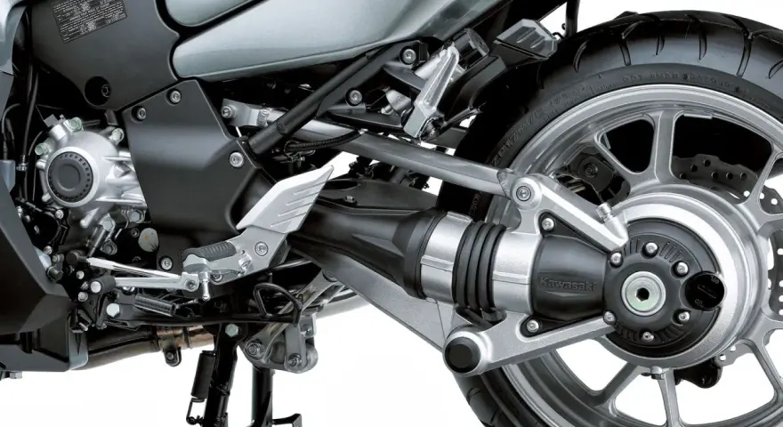 Szczegół tylnego koła i wału kardana w motocyklu Kawasaki. Polecane motocykle z wałem kardana to świetny wybór dla komfortowej jazdy.