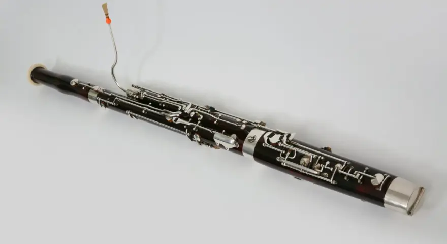 Kontrabasowy fagot, instrument dęty drewniany, większy niż obój, z metalowymi klapami i drewnianym korpusem.