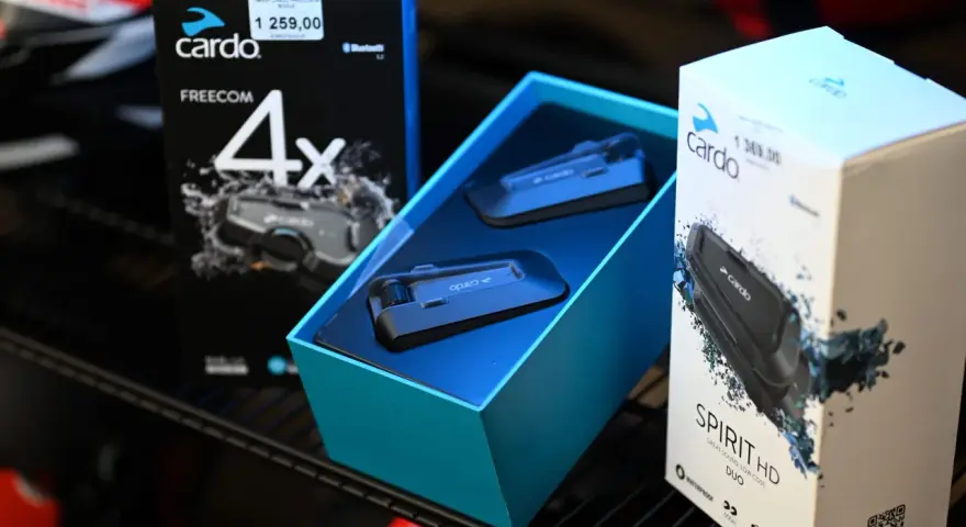 Zestawy interkomów Cardo Freecom 4x i Spirit HD. Dowiedz się, co to jest interkom i jakie ma funkcje.