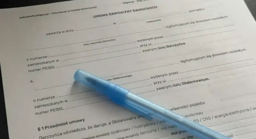 Umowa darowizny samochodu dla współwłaściciela. Dokument zawiera dane darczyńcy i obdarowanego, szczegóły pojazdu.