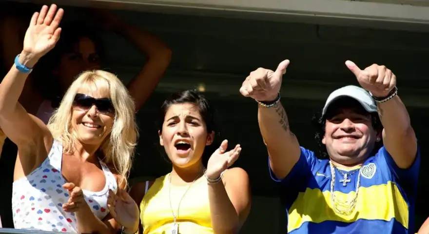 Diego Maradona z kciukami w górę, kibicuje z trybun. Jego niesamowite diego maradona statystyki budzą podziw.