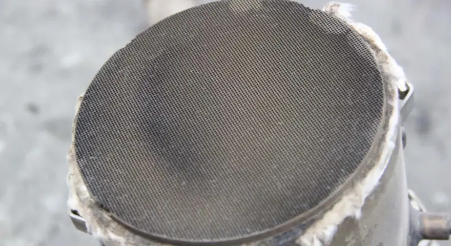 Filtr DPF, czyli co to jest? Widok z bliska na ceramiczny wkład filtra cząstek stałych z drobnymi kanalikami.