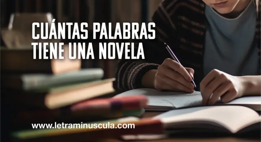 Una persona escribe en un cuaderno, rodeada de libros. Descubre cuántas palabras tiene una novela corta y cómo empezar la tuya.