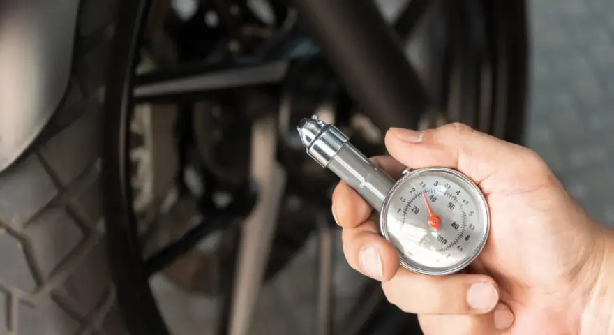 Controllo della pressione gomme moto con manometro. La sicurezza prima di tutto!