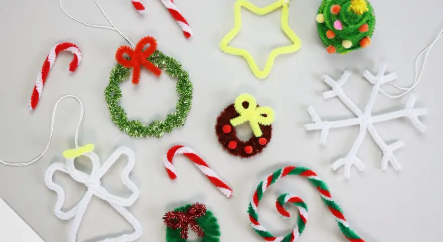 Bunte weihnachtsbasteln ideen: Engel, Sterne, Kränze, Schneeflocken und Zuckerstangen aus Pfeifenreinigern.