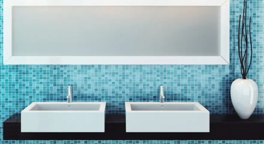Salle de bain moderne avec double vasque, miroir rectangulaire et carrelage mural bleu. Idéal pour un calcul carrelage mural salle de bain.