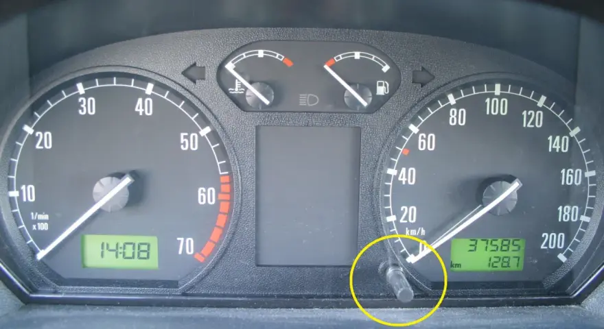 Przycisk do kasowania przeglądu Skoda Octavia 3. Widoczny licznik kilometrów i obrotomierz.