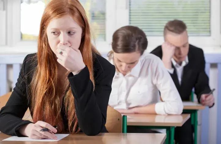 Co jeśli ktoś umrze podczas egzaminu? Procedury i wsparcie dla uczniów