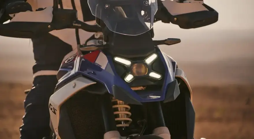 Moto da avventura con sistema telelever e paralever, pronta per esplorare terreni sconosciuti.