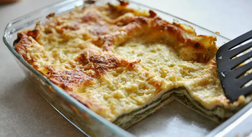Lasagne ze szpinakiem i fetą: odkryj kremowe sosy bez pomidorów