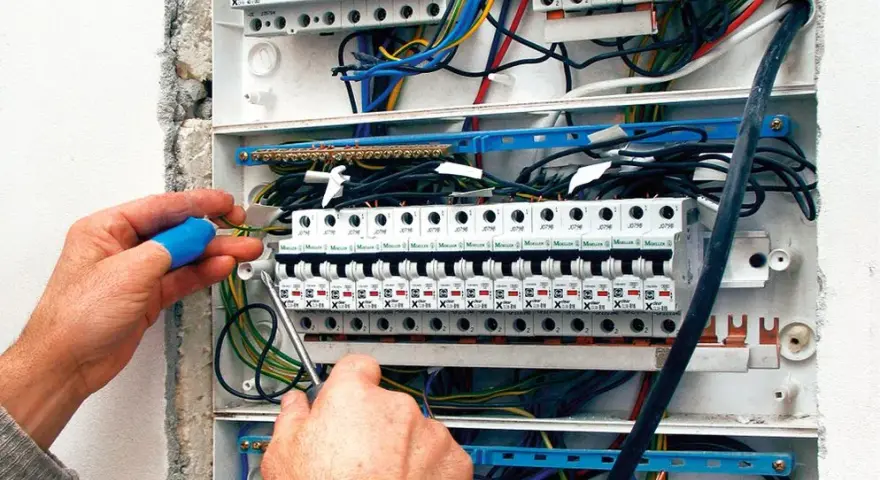 Gdzie skrzynka elektryczna w domu? Wybierz bezpieczne miejsce!