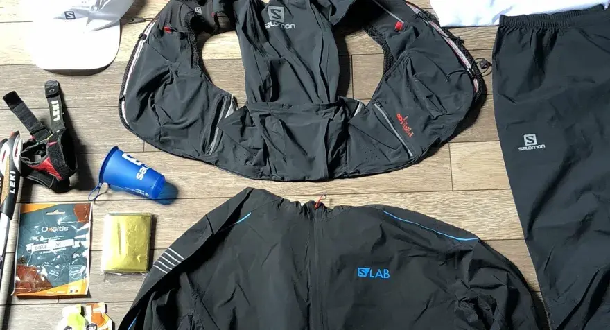 Matériel obligatoire trail : sac d'hydratation, veste, pantalon, bâtons Leki, gobelet, couverture de survie et barres énergétiques.