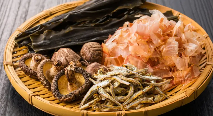 Suszone grzyby shiitake, wodorosty kombu, suszone sardynki i płatki bonito – składniki tworzące głębię smaku umami.