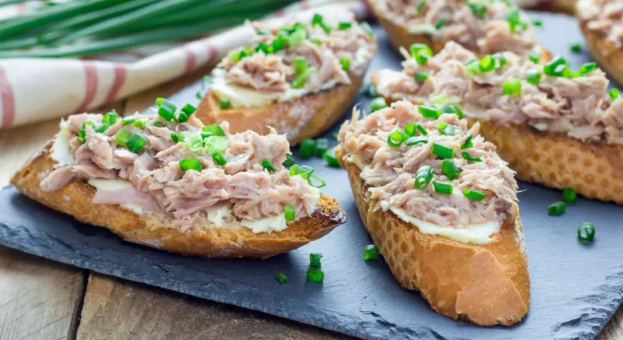 Thunfisch-Sandwiches mit Schnittlauch, ideal für eine leichte Mahlzeit, auch in der Schwangerschaft.