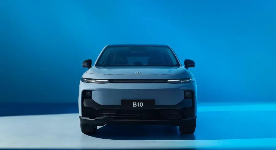 Nowoczesny, szary Leapmotor B10 z charakterystycznymi światłami LED na tle błękitnego tła.