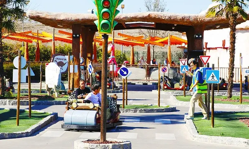 Parque Warner Madrid con niños: ¿Cómo planificar la visita perfecta?