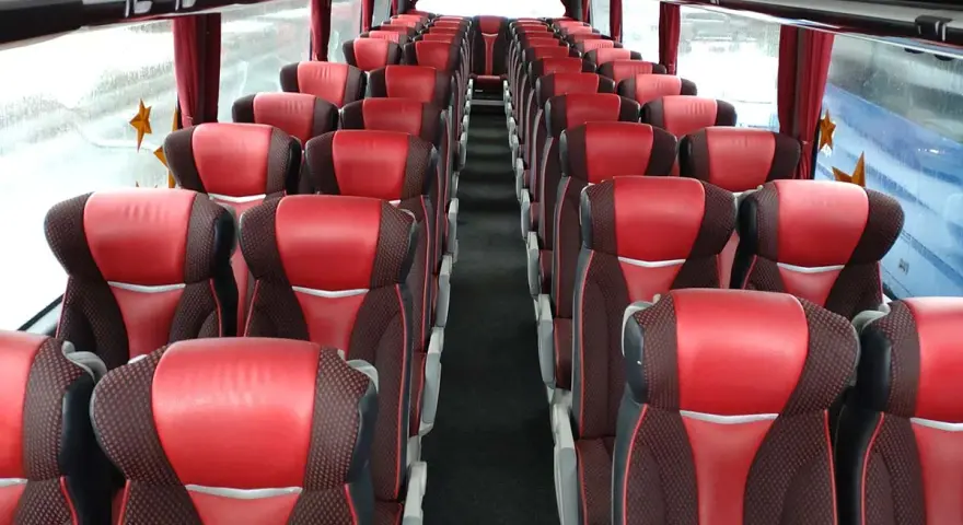 Czym się różni autobus od autokaru – wybierz najlepszą opcję podróży