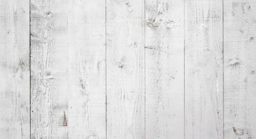 Tavolato in legno sbiancato, con venature evidenti e nodi. Il petrolio bianco su legno crea un effetto rustico e luminoso.