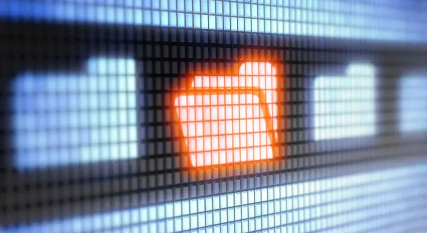 Leuchtendes Ordnersymbol auf einem Bildschirm, das die Arbeit mit java nio files symbolisiert.