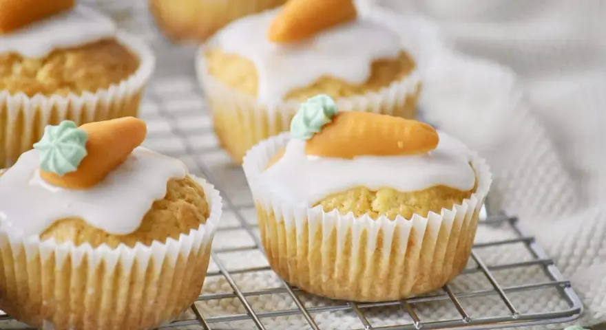 Leckere Karottenmuffins mit Zuckerguss und Marzipan-Karotten, perfekt für ein Osterfest. Dieses Karottenmuffins Rezept ist einfach und gelingt immer.