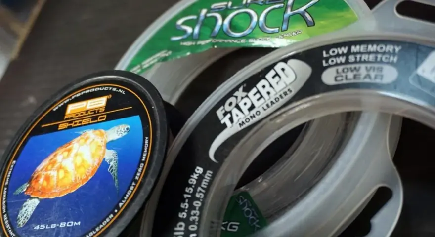 Jaka plecionka na karpia? Na zdjęciu szpule żyłek i przyponów: PB Products Shield z żółwiem, Fox Tapered Mono Leaders i Gardner Sure Shock.