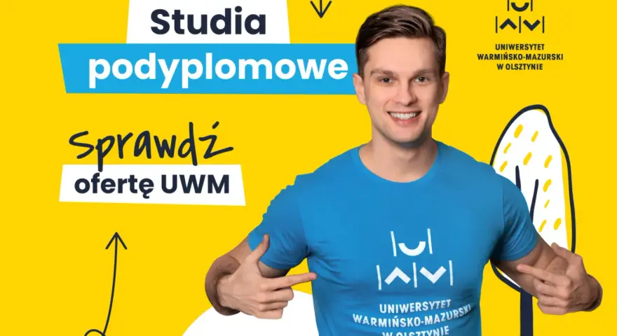 Uśmiechnięty mężczyzna w koszulce UWM zachęca do sprawdzenia oferty studiów podyplomowych. Dowiedz się, studia podyplomowe co to i rozwijaj się!