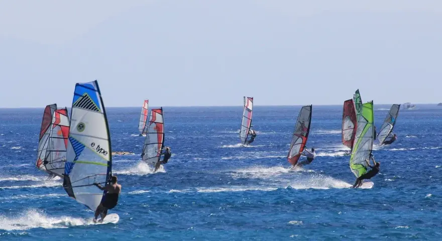 Windsurfing czy Kite: Dylemat na wodzie? Pomogę Ci wybrać!