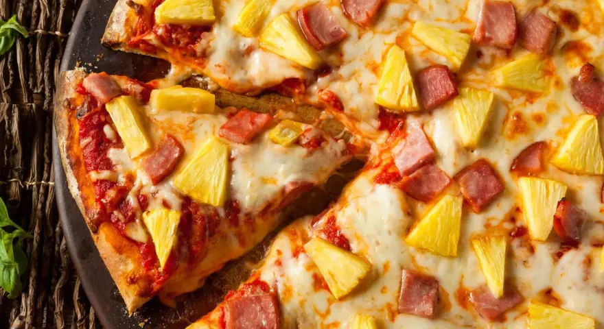 Pizza hawajska: Składniki, pochodzenie i przepis. Kochasz czy nienawidzisz?
